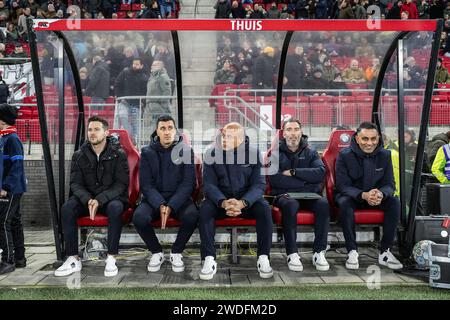 ALKMAAR - (l-r) AZ Assistant coach Jan Sierksma, AZ Alkmaar coach Maarten Martens, AZ Assistant coach Kenneth Goudmijn, AZ portiere coach Nick van Aart, AZ team manager Ari Menmi durante la partita olandese Eredivisie tra AZ Alkmaar e PEC Zwolle nello stadio AFAS il 20 gennaio 2024 ad Alkmaar, paesi Bassi. ANP ED VAN DE POL Foto Stock