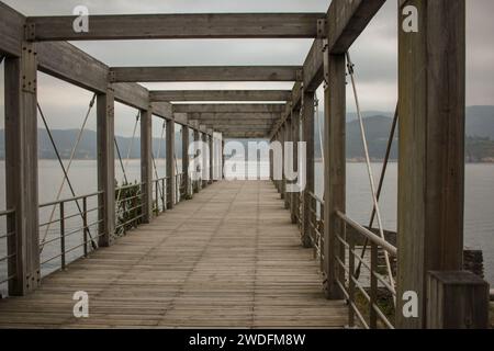 Camminando lungo il caricatore e sopra il mare Cantabrico a Insua, Viveiro, Spagna Foto Stock