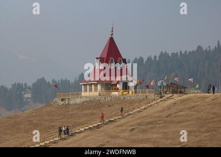 20 gennaio 2024, Srinagar Kashmir, India: I visitatori camminano lungo le piste da sci di Gulmarg, a circa 55 km da Srinagar. Il lungo periodo di tempo invernale secco nel Kashmir ha inferto un duro colpo all'iconica località sciistica di Gulmarg. Le piste da sci, un tempo trafficate, sono oggi aride, causando delusione tra gli appassionati di sci. L'assenza di nevicate sostanziali ha provocato un'ondata di cancellazioni delle prenotazioni per i proprietari di hotel, con un grave impatto sulle loro attività. Questa battuta d’arresto imprevista sottolinea la vulnerabilità delle economie dipendenti dall’inverno e l’urgente necessità di strategie per mitigare il Foto Stock