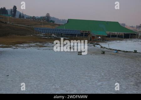 Srinagar Kashmir, India. 20 gennaio 2024. Un uomo ama sciare a Gulmarg, a circa 55 km da Srinagar. Il prolungato periodo di secchezza di quest'inverno nella valle del Kashmir ha inferto un duro colpo alla famosa stazione sciistica di Gulmarg. Le piste da sci, un tempo trafficate, sono ormai senza neve e sono motivo di delusione per i turisti e in particolare per gli appassionati di sci. L'assenza di nevicate stagionali ha comportato la cancellazione delle prenotazioni di massa per i proprietari di hotel, con un grave impatto sulle loro attività. Questa battuta d’arresto imprevista sottolinea la vulnerabilità delle economie dipendenti dall’inverno e l’urgente necessità di strategie Foto Stock