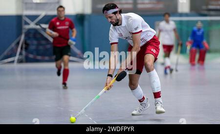 Mannheim, Deutschland. 20 gennaio 2024. Philip Schlageter (TSVMH, 10), AM Ball, Freisteller, Ganzkörper, Einzelbild, Einzelfoto, Aktion, Action, 20.01.2024, Mannheim (Deutschland), Hallenhockey, Deutsche Meisterschaft, Viertelfinale, Herren, TSV Mannheim - Crefelder HTC/dpa/Alamy Live News Foto Stock