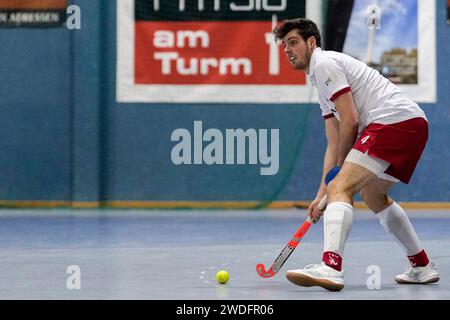 Mannheim, Deutschland. 20 gennaio 2024. Dario Benke (TSVMH, 4), AM Ball, Freisteller, Ganzkörper, Einzelbild, Einzelfoto, Aktion, Action, 20.01.2024, Mannheim (Deutschland), Hallenhockey, Deutsche Meisterschaft, Viertelfinale, Herren, TSV Mannheim - Crefelder HTC/dpa/Alamy Live News Foto Stock