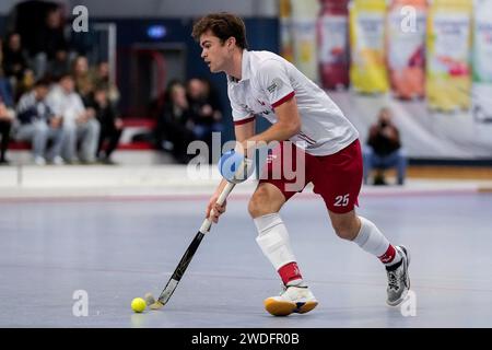 Mannheim, Deutschland. 20 gennaio 2024. Marius Haber (TSVMH, 25), AM Ball, Freisteller, Ganzkörper, Einzelbild, Einzelfoto, Aktion, Action, 20.01.2024, Mannheim (Deutschland), Hallenhockey, Deutsche Meisterschaft, Viertelfinale, Herren, TSV Mannheim - Crefelder HTC/dpa/Alamy Live News Foto Stock