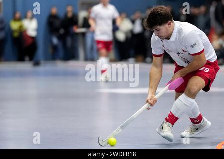 Mannheim, Deutschland. 20 gennaio 2024. Philipp Wossidlo (TSVMH, 29), AM Ball, Freisteller, Ganzkörper, Einzelbild, Einzelfoto, Aktion, Action, 20.01.2024, Mannheim (Deutschland), Hallenhockey, Deutsche Meisterschaft, Viertelfinale, Herren, TSV Mannheim - Crefelder HTC/dpa/Alamy Live News Foto Stock