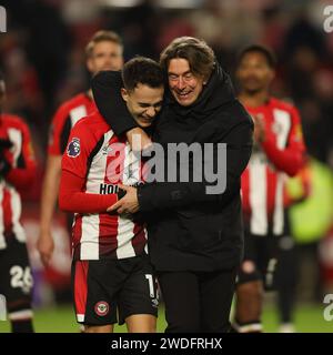 Londra, Regno Unito. 20 gennaio 2024. Il manager di Brentford Thomas Frank festeggia al fischio finale con il nuovo ingaggio Sergio Reguilon di Brentford durante la partita di Premier League tra Brentford e Nottingham Forest al Gtech Community Stadium di Londra, in Inghilterra, il 20 gennaio 2024. Foto di Ken Sparks. Solo per uso editoriale, licenza necessaria per uso commerciale. Nessun utilizzo in scommesse, giochi o pubblicazioni di un singolo club/campionato/giocatore. Credito: UK Sports Pics Ltd/Alamy Live News Foto Stock