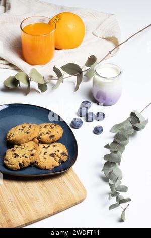 Fotografia gastronomica per la colazione composizione estetica su sfondo bianco e nero Foto Stock