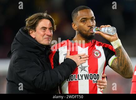 Londra, Regno Unito. 20 gennaio 2024 - Brentford / Nottingham Forest - Premier League - GTech Stadium. Il manager di Brentford Thomas Frank festeggia con Ivan Toney al fischio finale. Credito immagine: Mark Pain / Alamy Live News Foto Stock