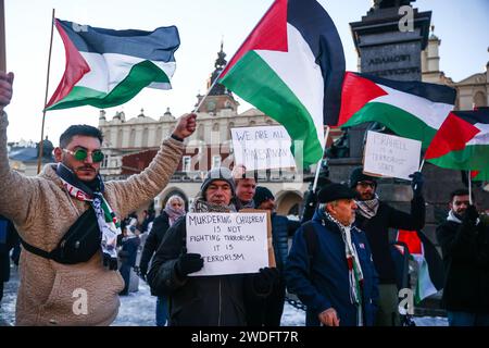 Cracovia, Polonia. 20 gennaio 2024. La manifestazione solidarietà con la Palestina contro gli attacchi israeliani su Gaza si è tenuta nella piazza principale di Cracovia, in Polonia, il 20 gennaio 2024. Le proteste a sostegno della Palestina si sono svolte in tutto il mondo dopo sanguinosi eventi in Medio Oriente. (Immagine di credito: © Beata Zawrzel/ZUMA Press Wire) SOLO USO EDITORIALE! Non per USO commerciale! Foto Stock