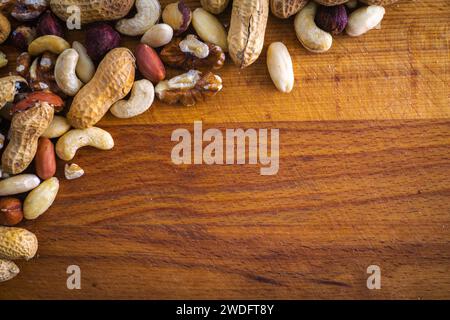 varie selezioni di frutta secca, come le arachidi, spazio di copia sfondo Foto Stock
