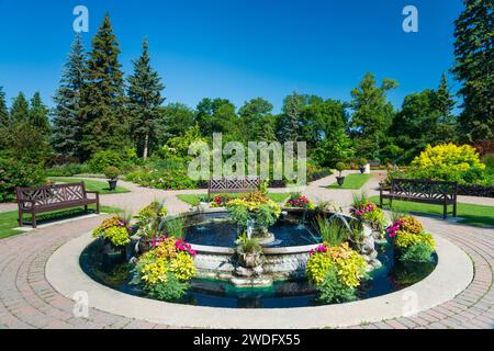 Una fontana decorativa nei Giardini inglesi del Parco Assiniboine, Winnipeg, Manitoba, Canada. Foto Stock