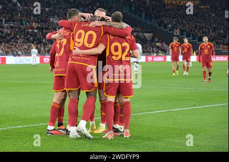 Stadio Olimpico, Roma, Italia. 20 gennaio 2024. Serie A calcio; Roma contro Hellas Verona; i giocatori della Roma festeggiano dopo aver segnato il gol per il 1-0 al 19° minuto credito: Action Plus Sports/Alamy Live News Foto Stock