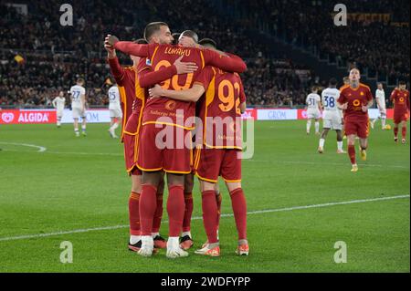 Stadio Olimpico, Roma, Italia. 20 gennaio 2024. Serie A calcio; Roma contro Hellas Verona; i giocatori della Roma festeggiano dopo aver segnato il gol per il 1-0 al 19° minuto credito: Action Plus Sports/Alamy Live News Foto Stock