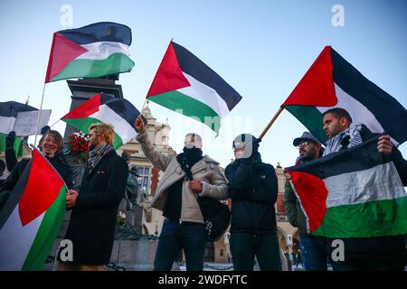 Cracovia, Polonia. 20 gennaio 2024. La manifestazione solidarietà con la Palestina contro gli attacchi israeliani su Gaza si è tenuta nella piazza principale di Cracovia, in Polonia, il 20 gennaio 2024. Le proteste a sostegno della Palestina si sono svolte in tutto il mondo dopo sanguinosi eventi in Medio Oriente. (Immagine di credito: © Beata Zawrzel/ZUMA Press Wire) SOLO USO EDITORIALE! Non per USO commerciale! Foto Stock