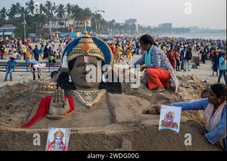 Mumbai, India. 20 gennaio 2024. MUMBAI, INDIA - 20 GENNAIO: Lakshmi Goud, la prima donna, ha creato una replica di sculture di sabbia alte 12 metri di Rama e il tempio sulla spiaggia di Juhu il 20 gennaio 2024 a Mumbai, India. (Foto di Satish Bate/Hindustan Times/Sipa USA ) credito: SIPA USA/Alamy Live News Foto Stock