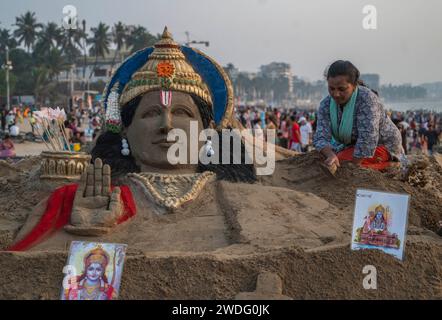 Mumbai, India. 20 gennaio 2024. MUMBAI, INDIA - 20 GENNAIO: Lakshmi Goud, la prima donna, ha creato una replica di sculture di sabbia alte 12 metri di Rama e il tempio sulla spiaggia di Juhu il 20 gennaio 2024 a Mumbai, India. (Foto di Satish Bate/Hindustan Times/Sipa USA ) credito: SIPA USA/Alamy Live News Foto Stock