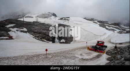 Un grande telone nevoso che protegge il ghiaccio del ghiacciaio Hintertux nelle Alpi, una pista da sci conduce in Austria Foto Stock