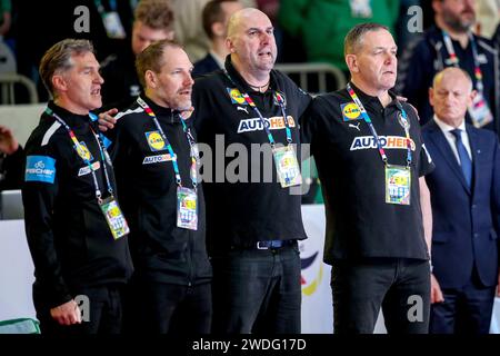 Zagabria, Croazia. 20 gennaio 2024. L'allenatore tedesco Erik Wudtke e l'allenatore Alfred Gislason l'inno nazionale durante il Main round maschile EHF Euro 2024 tra Germania e Austria alla Lanxess Arena il 20 gennaio 2024 a Colonia, in Germania. Foto: Sanjin Strukic/PIXSELL credito: Pixsell/Alamy Live News Foto Stock