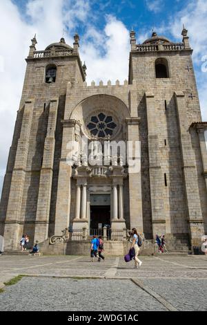 Porto, Portogallo - 17 settembre 2023. Giornata di sole a sud-est della Cattedrale di Porto Foto Stock