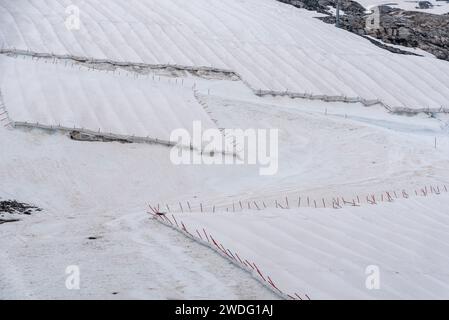 Un grande telone nevoso che protegge il ghiaccio del ghiacciaio Hintertux nelle Alpi, una pista da sci conduce in Austria Foto Stock