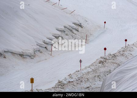 Un grande telone nevoso che protegge il ghiaccio del ghiacciaio Hintertux nelle Alpi, una pista da sci conduce in Austria Foto Stock