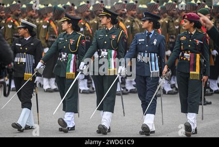 Nuova Delhi, India. 20 gennaio 2024. NUOVA DELHI, INDIA - 20 GENNAIO: Ufficiali dell'esercito donne durante le prove per la Republic Day Parade 2024, il 20 gennaio 2024 a nuova Delhi, India. (Foto di Raj K Raj/Hindustan Times/Sipa USA ) credito: SIPA USA/Alamy Live News Foto Stock