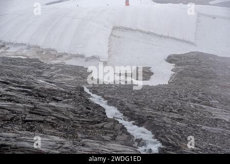 Un grande telone nevoso che protegge il ghiaccio del ghiacciaio Hintertux nelle Alpi, una pista da sci conduce in Austria Foto Stock