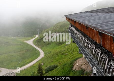 Una stazione della funivia con cabinovie conservate presso il ghiacciaio Hintertux, Austria Foto Stock