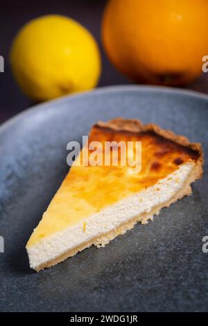 Scivolo per torte di ricotta su un piatto Foto Stock