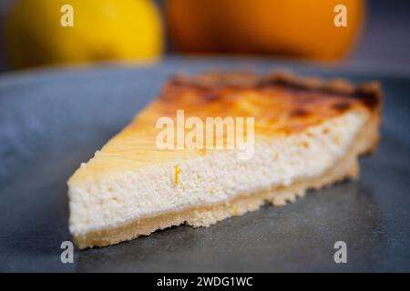 Scivolo per torte di ricotta su un piatto Foto Stock