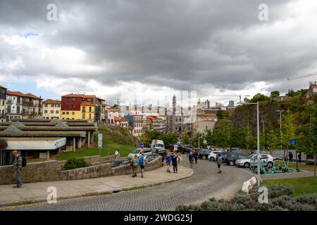 Porto, Portogallo - 17 settembre 2023. Vista della città vecchia e della Torre di Clerigos. Giorno nuvoloso. Foto Stock