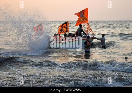 Mumbai, Maharashtra, India. 20 gennaio 2024. Bandiere della divinità indù Lord RAM (a destra) e il suo devoto dio scimmia Lord Hanuman (a sinistra e al centro) è issato su un motoscafo utilizzato per gioire sulla spiaggia di Juhu a Mumbai. La cerimonia di consacrazione dell'idolo della divinità indù Lord RAM si svolgerà il 22 gennaio 2024 nella città Santa di Ayodhya nello stato di Uttar Pradesh e in quella data il tempio sarà aperto al pubblico per pregare. (Immagine di credito: © Ashish Vaishnav/SOPA Images via ZUMA Press Wire) SOLO USO EDITORIALE! Non per USO commerciale! Foto Stock