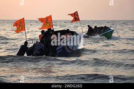 Mumbai, Maharashtra, India. 20 gennaio 2024. Bandiere della divinità indù Lord RAM (sinistra e centro) e il suo devoto dio scimmia Lord Hanuman è issato su un motoscafo utilizzato per gioire sulla spiaggia di Juhu a Mumbai. La cerimonia di consacrazione dell'idolo della divinità indù Lord RAM si svolgerà il 22 gennaio 2024 nella città Santa di Ayodhya nello stato di Uttar Pradesh e in quella data il tempio sarà aperto al pubblico per pregare. (Immagine di credito: © Ashish Vaishnav/SOPA Images via ZUMA Press Wire) SOLO USO EDITORIALE! Non per USO commerciale! Foto Stock