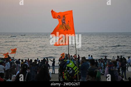 Mumbai, Maharashtra, India. 20 gennaio 2024. Bandiere della divinità indù Lord RAM è issata sulla spiaggia di Juhu a Mumbai. La cerimonia di consacrazione dell'idolo della divinità indù Lord RAM si svolgerà il 22 gennaio 2024 nella città Santa di Ayodhya nello stato di Uttar Pradesh e in quella data il tempio sarà aperto al pubblico per pregare. (Immagine di credito: © Ashish Vaishnav/SOPA Images via ZUMA Press Wire) SOLO USO EDITORIALE! Non per USO commerciale! Foto Stock