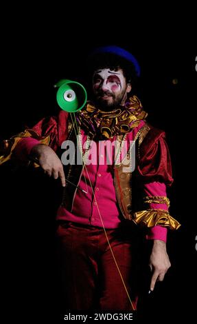 doha, qatar - gennaio 10,2024: persona vestita come clown che gioca con yo yo Foto Stock