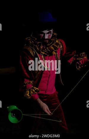 doha, qatar - gennaio 10,2024: persona vestita come clown che gioca con yo yo Foto Stock