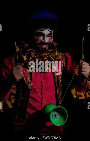 doha, qatar - gennaio 10,2024: persona vestita come clown che gioca con yo yo Foto Stock