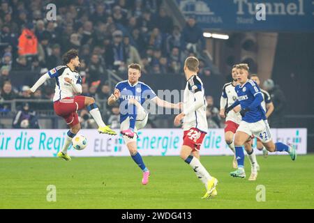 Bochum, Deutschland. 20 gennaio 2024. Tomas Kalas (FC Schalke 04, 26) im Zweikampf mit Immanuel Pherai (Hamburger SV, 10) 2. Fussball Bundesliga: FC Schalke 04 - Hamburger SV; VELTINS-Arena, Gelsenkirchen; 20.01.2024 REGOLAMENTI DFL VIETANO QUALSIASI USO DI FOTOGRAFIE COME SEQUENZE DI IMMAGINI E/O QUASI-VIDEO/dpa/Alamy Live News Foto Stock