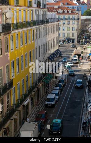 Lisbona, Portogallo - 14 settembre 2023. Via Farqueiros nel centro città. Immagine verticale Foto Stock