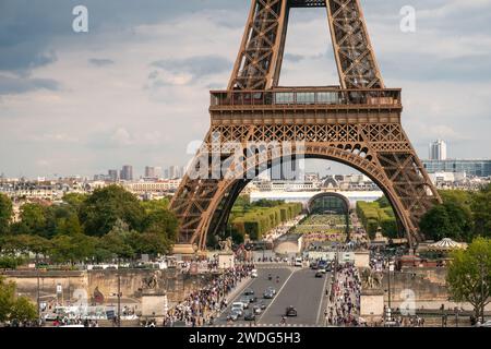 Parigi, Francia - agosto 29 2023: I turisti sotto la Torre Eiffel visti dal Trocadero in una giornata nuvolosa. Fotografia scattata a Parigi. Foto Stock