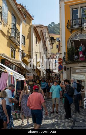 Sintra, Portogallo - 14 settembre 2023. Turisti in via Padarias Foto Stock