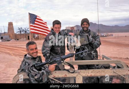 THREE KINGS 1999 Warner Bros. Film con From Left: George Clooney, Mark Wahlbergm Ice Cube Foto Stock