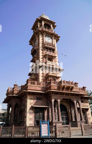 Torre dell'orologio Ghanta Ghar, simbolo locale nel cielo blu. Jodhpur, Rajasthan, India Foto Stock