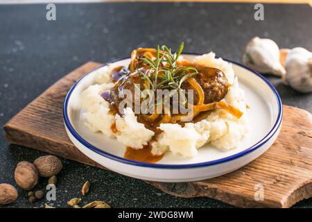 deliziose polpette su purea di patate calde con salsa al formaggio, vista dall'alto sullo sfondo Foto Stock