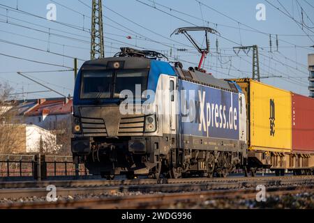 Bayerische Bahninfrastruktur Das privato Eisenbahnunternehmen boxxpress.de verbindet sieben mal die Woche Nürnberg mit dem Überseehafen in Hamburg mit einer Güterzugverbindung. Insgesamt verfügt das Unternehmen über 45 Lokomotiven und 1,200 Containertragwagen. Fürth Bayern Deutschland *** infrastrutture ferroviarie bavaresi la compagnia ferroviaria privata boxxpress de collega Norimberga con il porto d'oltremare di Amburgo sette volte alla settimana con un collegamento ferroviario merci la società ha un totale di 45 locomotive e 1.200 carri container Fürth Baviera Germania 20240120-6V2A9397 Foto Stock