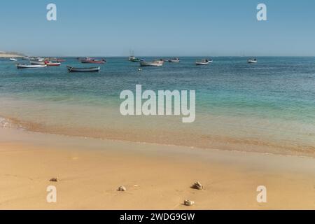 Pittoresco porto di Sal Rei: La pittoresca vita portuale di Boa Vista. Foto di alta qualità Foto Stock