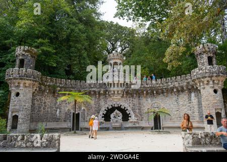 Sintra, Portogallo - 14 settembre 2023. Portale dei Guardiani, uno degli ingressi al pozzo di iniziazione di Quinta da Regaleira. Sintra, Portogallo Foto Stock