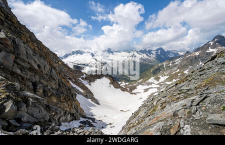 Vista dalla Noerdliche Moerchnerscharte, dietro la vetta del monte Grosser Moeseler con il ghiacciaio Waxeggkees, Berliner Hoehenweg, Alpi dello Zillertal, Tirolo Foto Stock