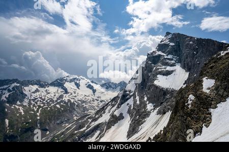 Vista dalla Noerdliche Moerchnerscharte con la cima Kleiner Moerchner, dietro la vetta del Greizer Spitze con neve, Berliner Hoehenweg, Zillertal Foto Stock