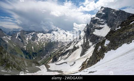 Vista dalla Noerdliche Moerchnerscharte con la cima Kleiner Moerchner, dietro la vetta del Greizer Spitze con neve, Berliner Hoehenweg, Zillertal Foto Stock