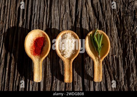 Specie a cucchiaio come zafferano e parmigiano e rosmarino con luce solare in Svizzera Foto Stock